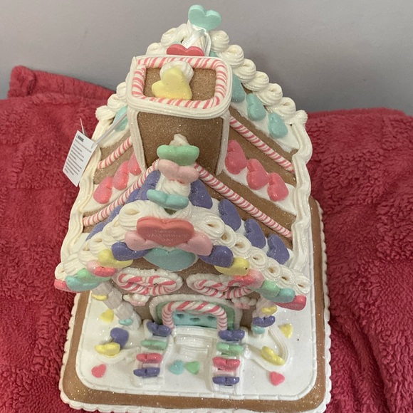 Love And Cupcakes LED  Pastel Light-up Valentines Gingerbread House NWT! - Picture 2 of 4